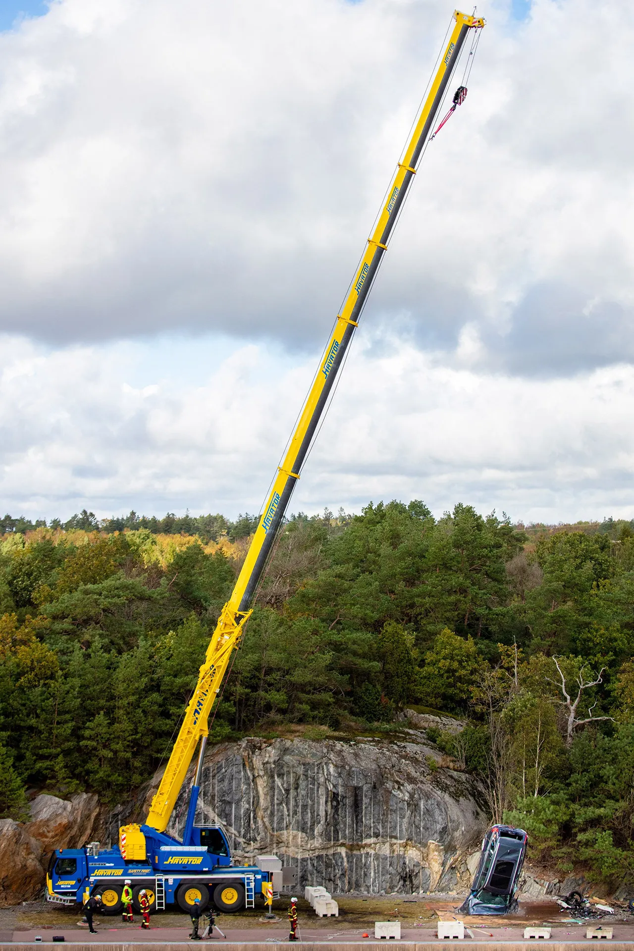 AutomobileFa   Volvo XC40 drops from 30m