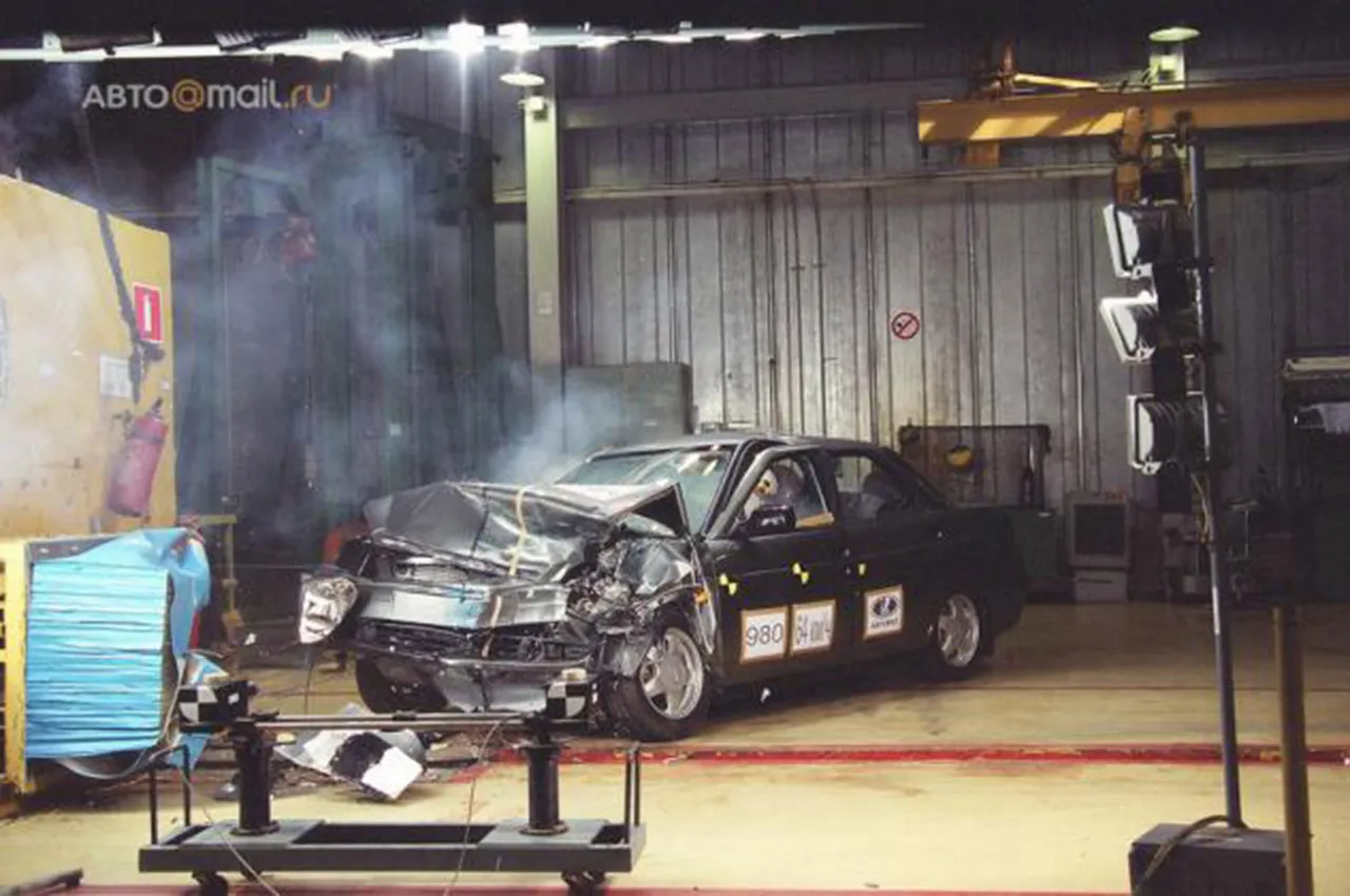 Automobilefarsi LADA Priora crash test