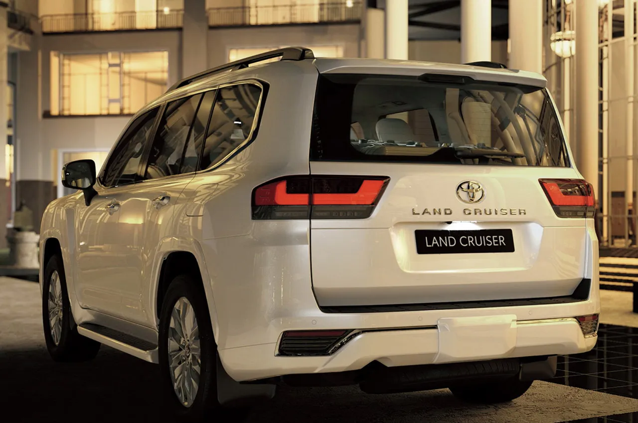 AutomobileFarsi 2022 Toyota Land Cruiser LC300 9