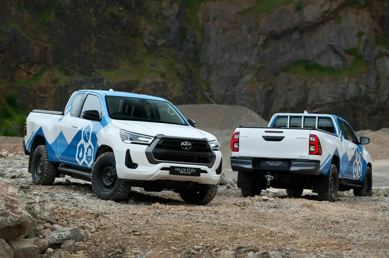 AutomobileFa Toyota Hilux FCEV 14030320 1