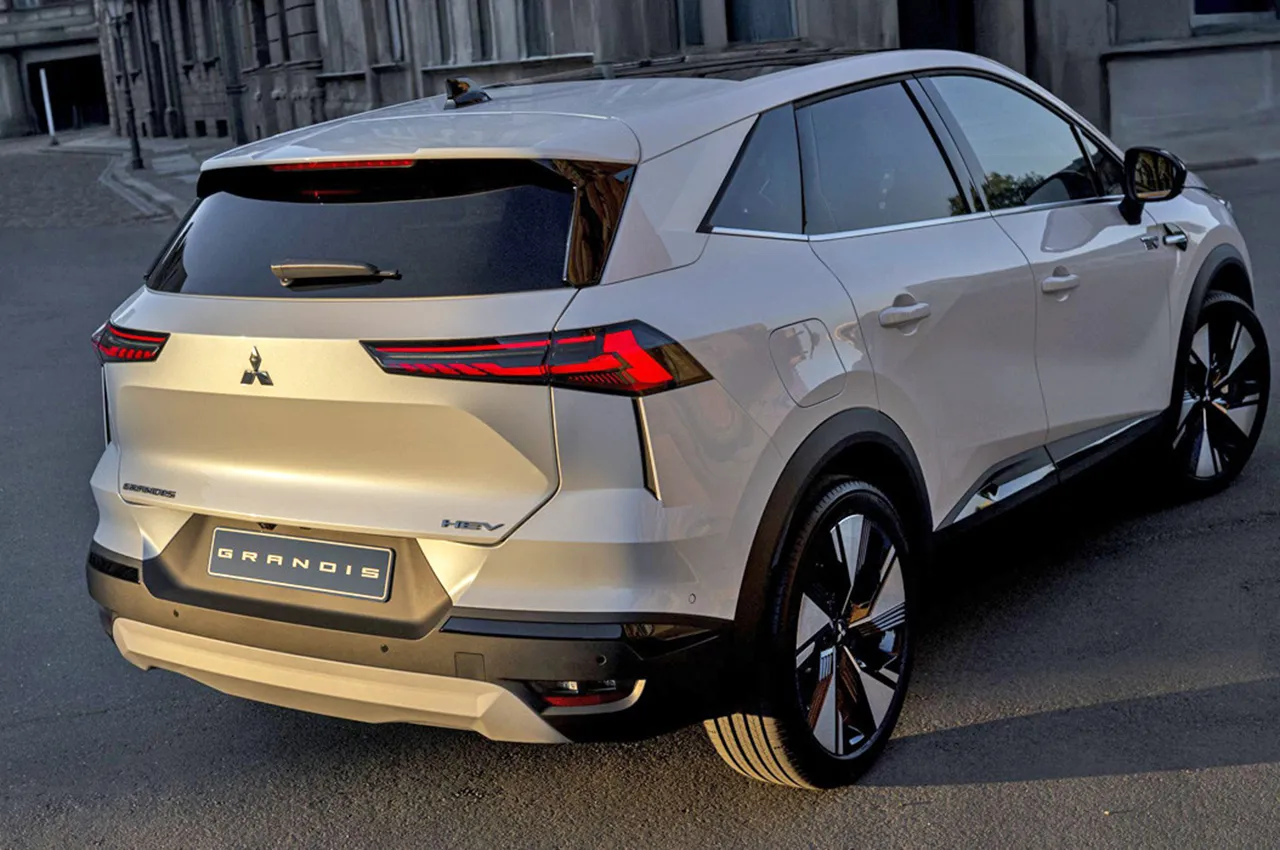 automobilefa Mitsubishi Grandis Crossover 14040421 02