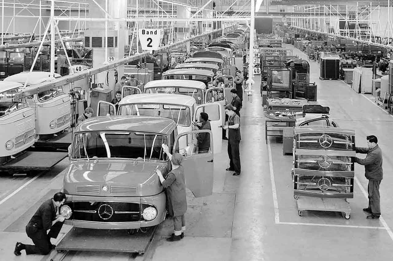 Ab 1965 stand Wörth im Fokus der Nutzfahrzeugproduktion bei Mercedes-Benz. Im zentralen Montagewerk wurden nun komplette Fahrzeuge montiert und ausgeliefert.From 1965, Wörth became the focus of commercial vehicle production at Mercedes-Benz. Complete vehicles were now assembled and delivered at the central assembly plant.