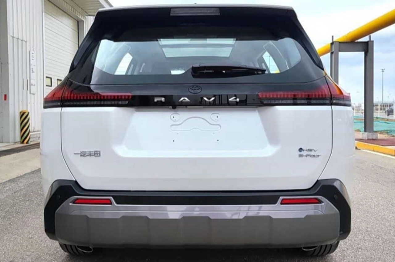 AutomobileFa Toyota RAV4 14040621 2