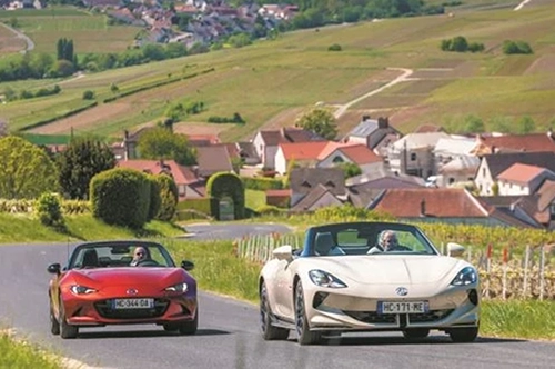 MG Cyberster Electric- Mazda MX-5 