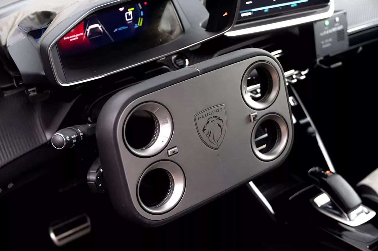 square steering wheel Peugeot 208 