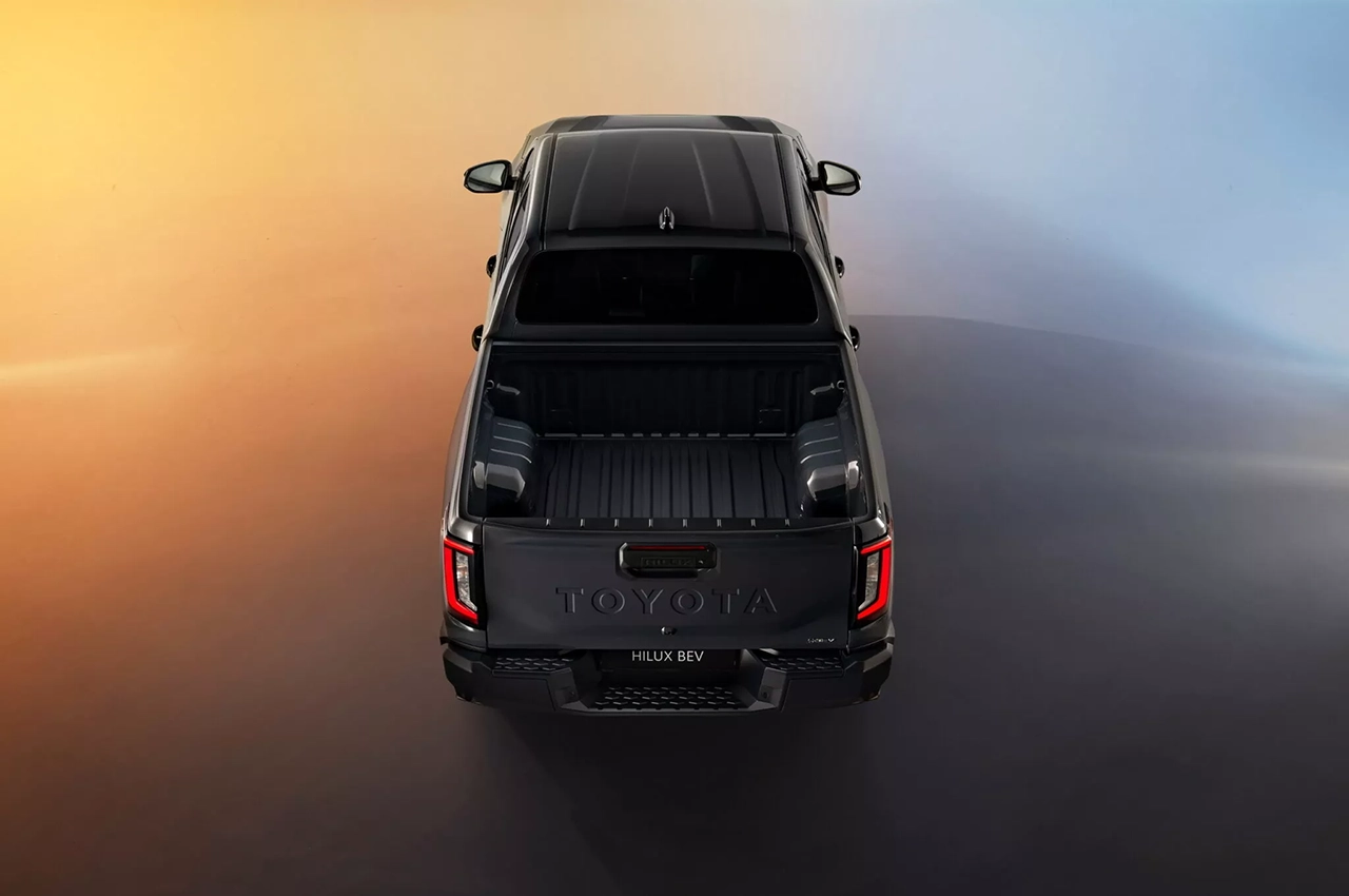 AutomobileFa Toyota Hilux BEV Europe 14040910 2