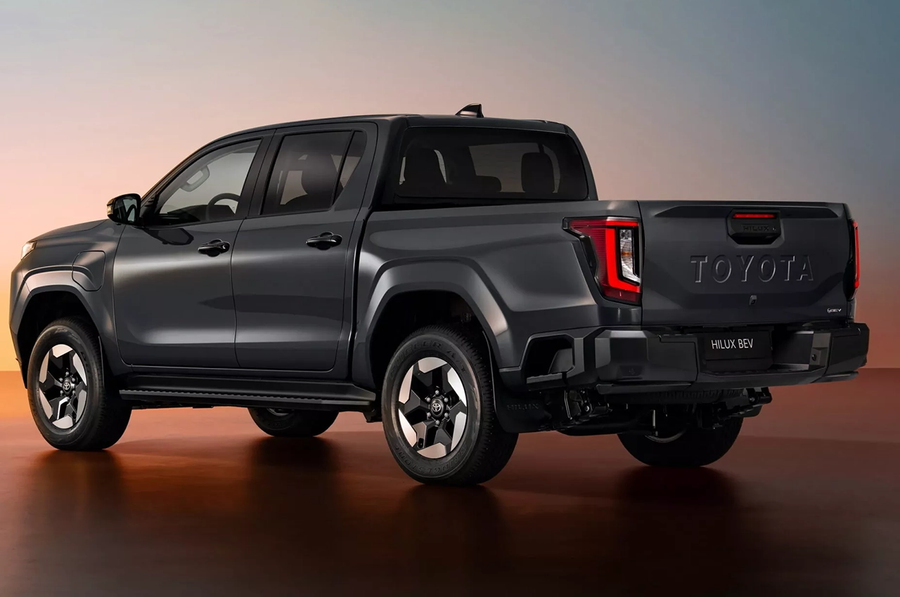 AutomobileFa Toyota Hilux BEV Europe 14040910 4