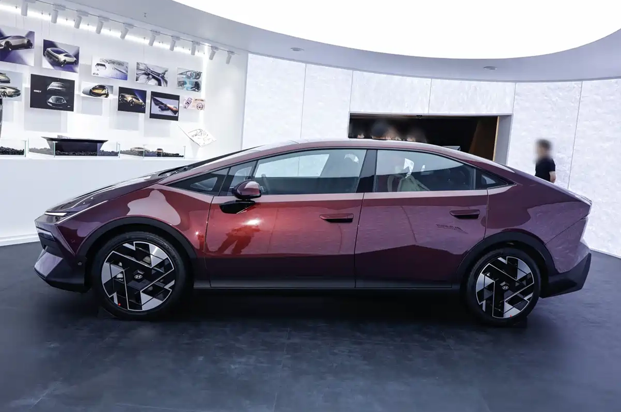 AutomobileFa Hyundai IONIQ V 14050220 5