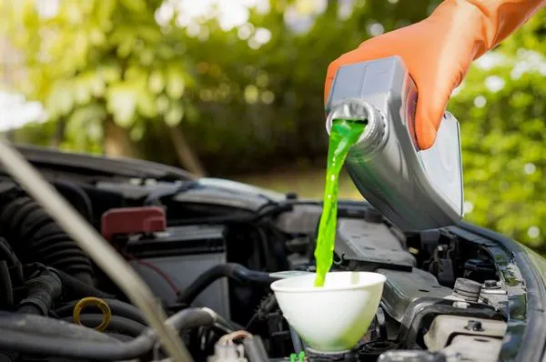 آشنایی با کاربردها و ویژگی‌های ضد یخ و بهترین زمان تعویض آن